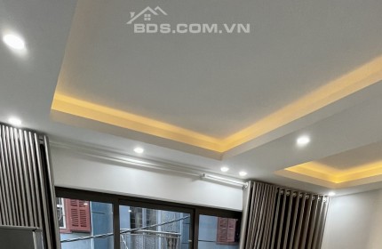 Bán tòa căn hộ 6 tầng phố Ngọc Lâm, 70m2, thang máy, dòng tiền 50 triệu/tháng